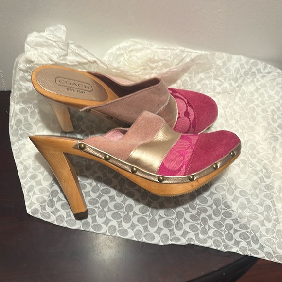 🌹BN Coach Mules/ Clogs 🌹 size 7! Fit best 6-7 in my opinion! - Picture 1 of 5